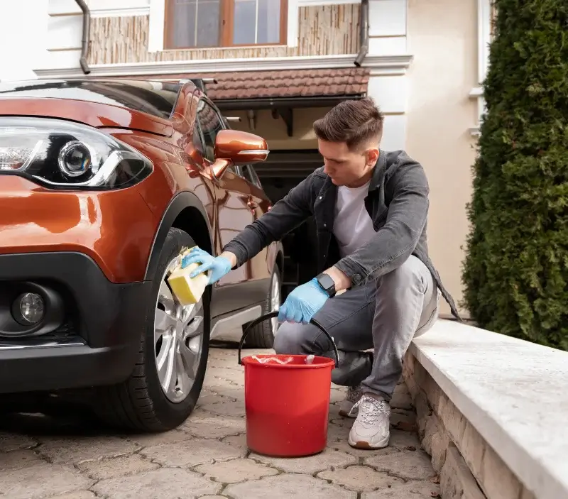 Lavage auto à domicile Chambellay : professionnel intervenant sur un véhicule